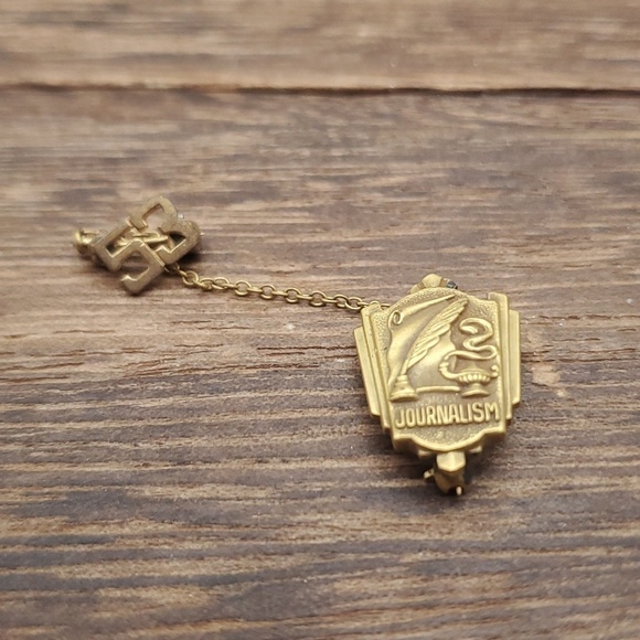 Antique Jewelry - Antique journalism gold filled brooch B528